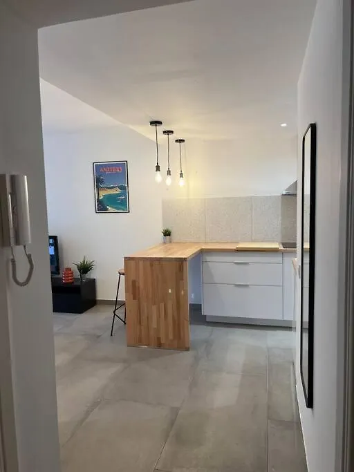 Studio Proche Plage Et Vieil Antibes + Parking 0*,  France