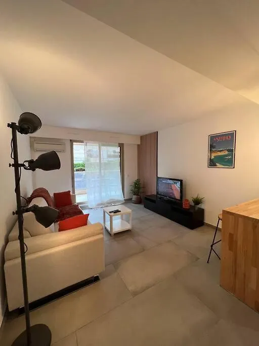 Studio Proche Plage Et Vieil Antibes + Parking Apartment